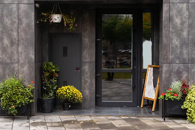 Безпечні вхідні металопластикові двері