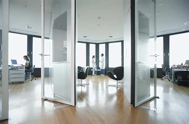 Скляні офісні перегородки для зонування робочого простору