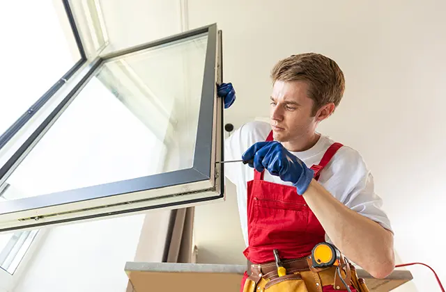 Ремонт і регулювання віконної фурнітури — виїзд майстра у Києві