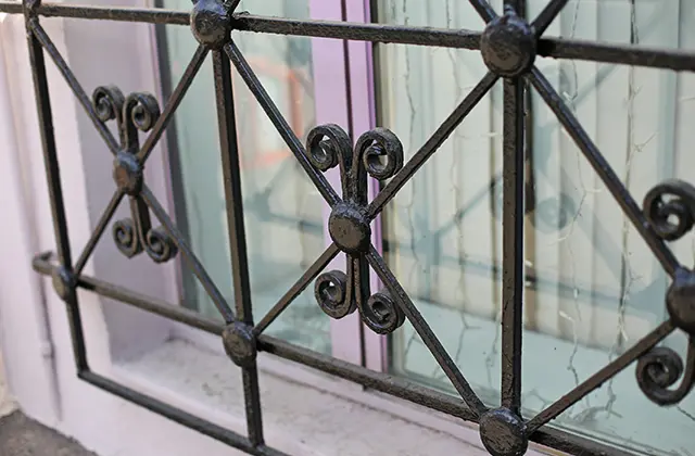 Металеві грати на вікна — захист від проникнення для квартир і будинків