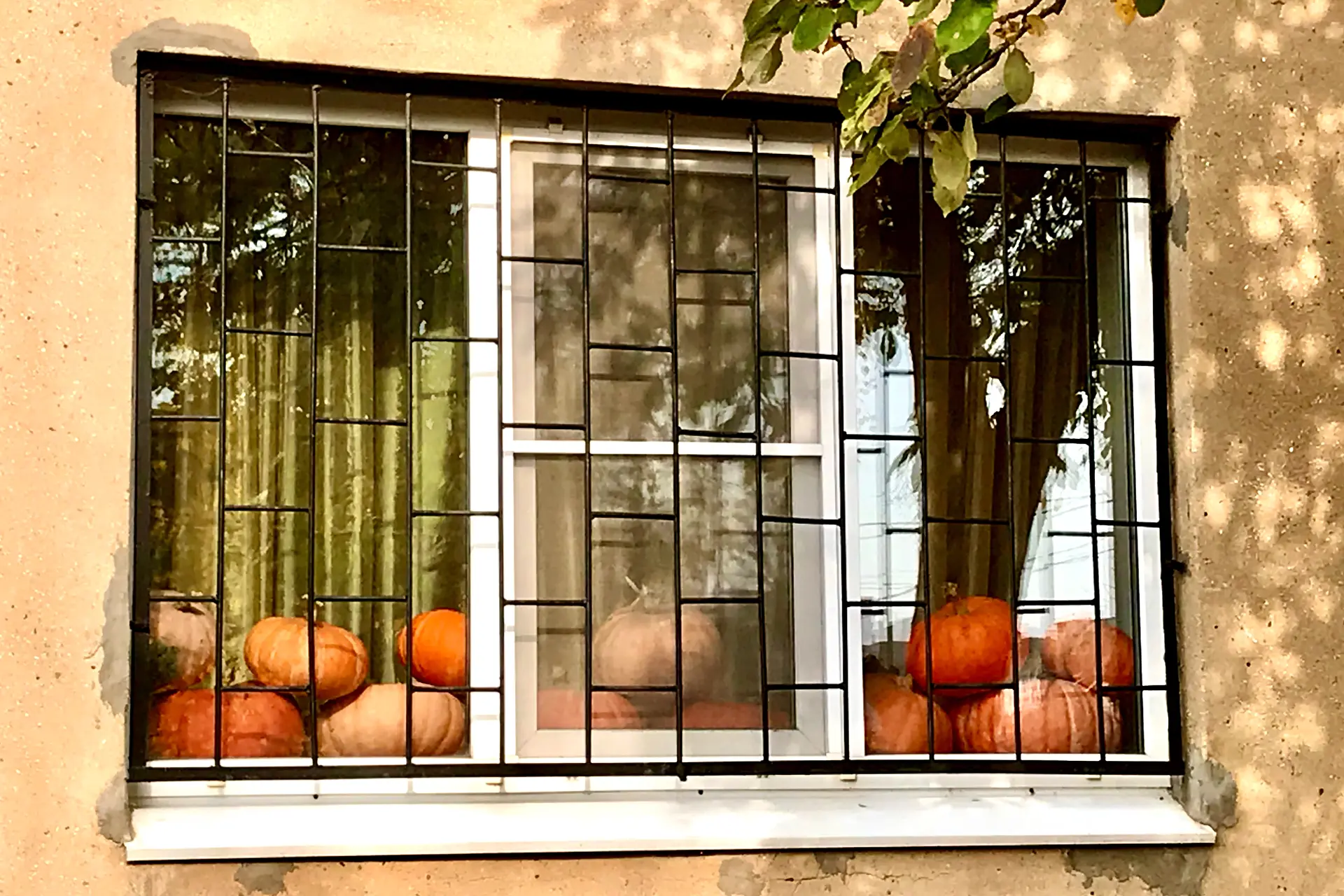 Захисні решітки на вікна: безпека вашої оселі