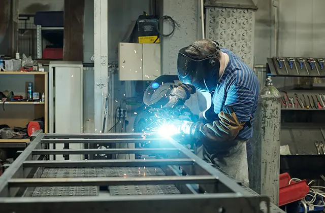 Зварювальні роботи на об'єкті — виготовлення металоконструкцій